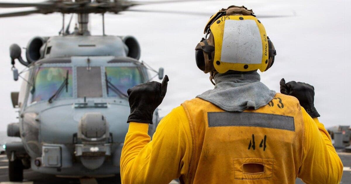 Estados Unidos escoltam um bilhão de barris de petróleo pelo Estreito de Hormuz enquanto Trump avalia ofensiva contra o Irã